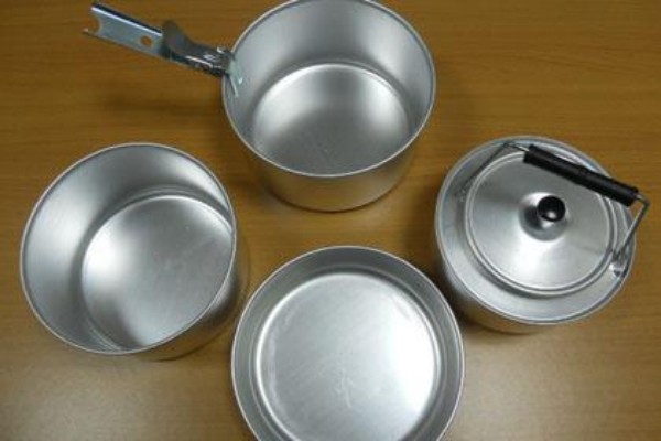 Olla de aluminio para cocinar platos.