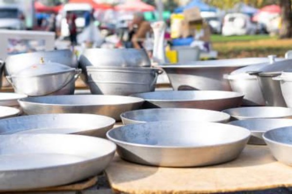 منتجات الألمنيوم تباع على جانب الطريق