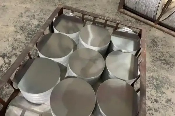 Fabricación de láminas de aluminio.