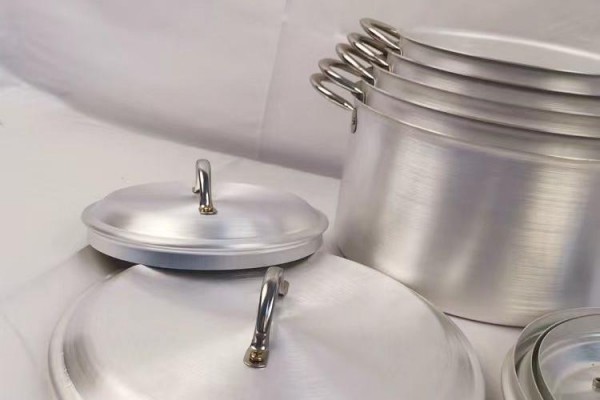 Láminas de aluminio utilizadas para la fabricación de utensilios de cocina.