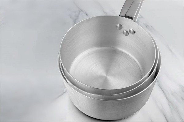 Una olla de aluminio que se puede usar para hervir agua.