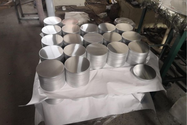 Las piezas redondas de aluminio acabadas.