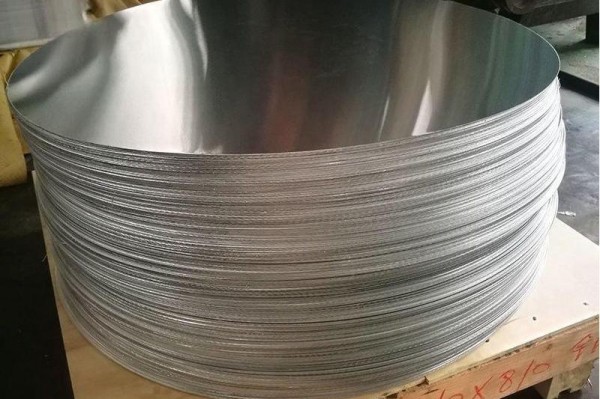 갓 생산된 알루미늄 원형 조각