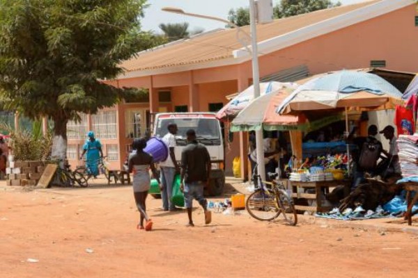 المشاة الذين يسيرون في الشارع