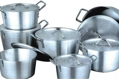 Varias ollas de aluminio.